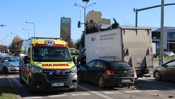 Dostawczakiem uderzył w stojące samochody. Jedna osoba trafiła do szpitala ZDJĘCIA