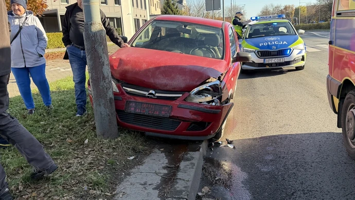 Wypadek przed pasami w Al. Piłsudskiego. Jedna osoba pod opieką medyków