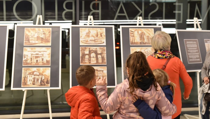 Sztuka pachnąca kawą – niezwykła wystawa Mariusza Gosławskiego w Mediatece 800-lecia