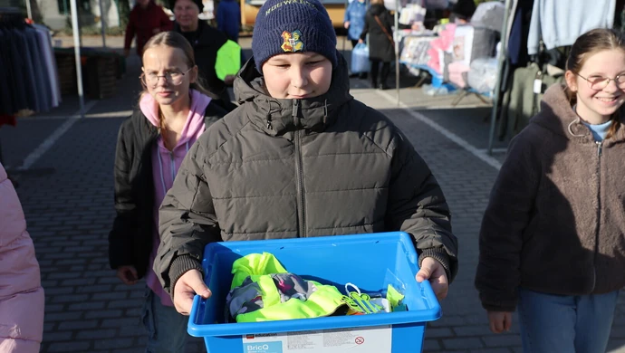 Świetna akcja uczniów SP1 w Sulejowie. Rozdawali odblaski seniorom