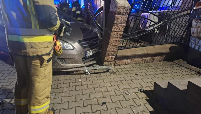Kia wypadła z drogi i staranowała płot przy sklepie