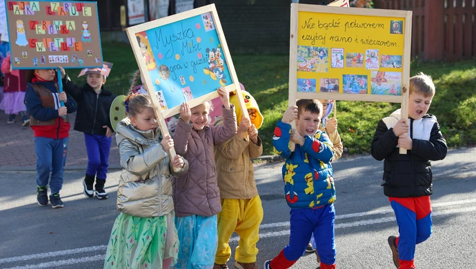 Sulejów jak z bajki! Dzieci opanowały miasto pięknym kolorowym korowodem ZDJĘCIA