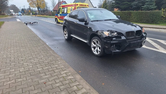 93-latek na rowerze potrącony przez BMW w Grabicy. Rowerzysta wymusił pierwszeństwo!