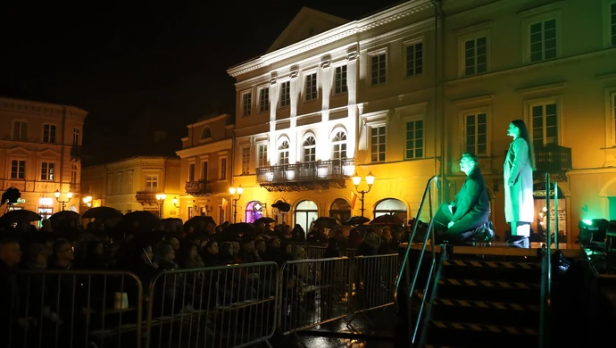Pomimo deszczowej aury spektakl muzyczny "Listy Nienapisane" przyciągnął mieszkańców na Rynek Trybunalski