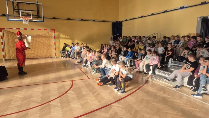 „Bajka jak lekcja” – profilaktyczny spektakl dla najmłodszych uczniów Gminy Grabica