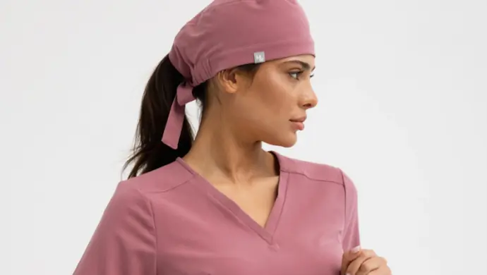 Psychologia koloru w odzieży medycznej: czy barwa fartucha wpływa na zaufanie pacjentów?