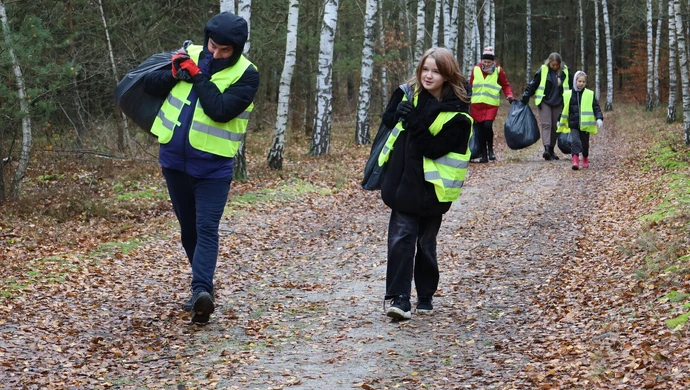 Kolejna świetna inicjatywa! Fundacje i wolontariusze posprzątali las przy Schronisku w Piotrkowie