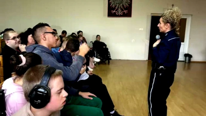 Policjanci mówili o bezpieczeństwie i szacunku uczniom SOSW w Piotrkowie