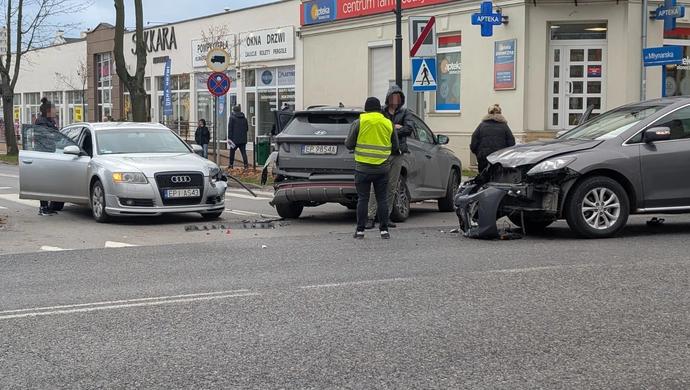 Trzy samochody zderzyły się na skrzyżowaniu Słowackiego i Młynarskiej ZDJĘCIA