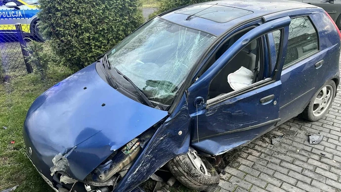 44-latek z 3 promilami uderzył w samochód, a potem w dom. Wypadek w Laskach ZDJĘCIA