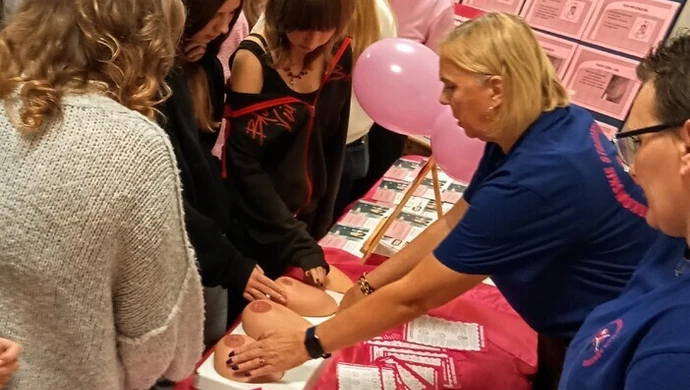 Świetna akcja w III LO. Amazonki opowiadały o profilaktyce raka piersi