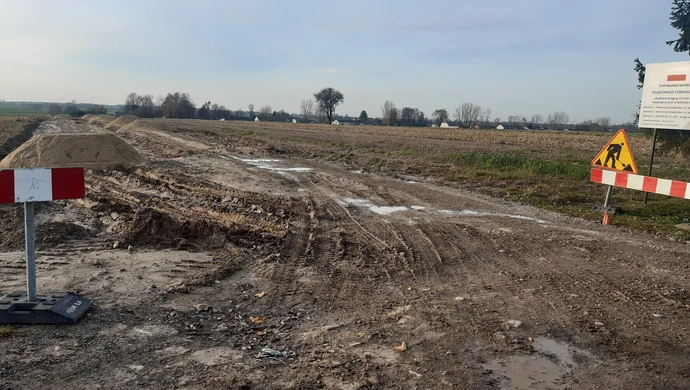 Budowa drogi w Woźnikach w gminie Wola Krzysztoporska rozpoczęta