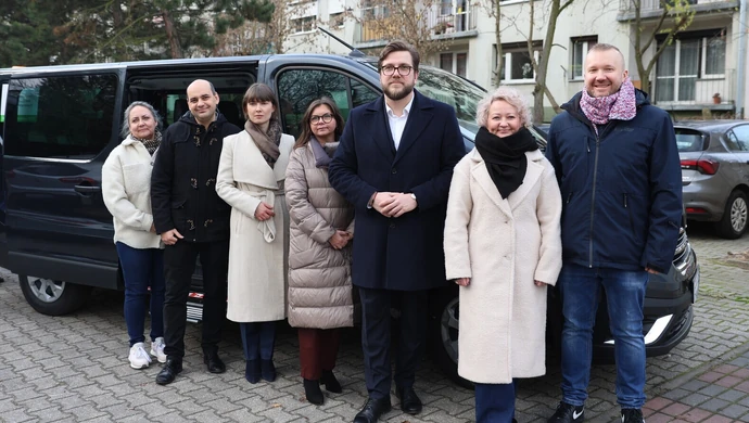 Nowy Renault Traffic w DPS Piotrków – miasto kupiło samochód dla pensjonariuszy