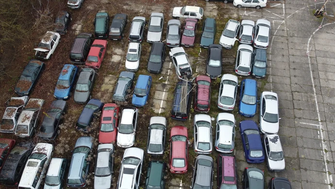 Składowisko wraków na terenie MZK w Piotrkowie. Niektóre stoją tam ponad 15 lat