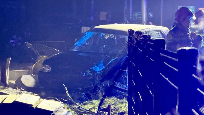 Rajd po Śląskiej! Staranował płot i uszkodził budynek. Uciekł, bo był kompletnie pijany  ZDJĘCIA