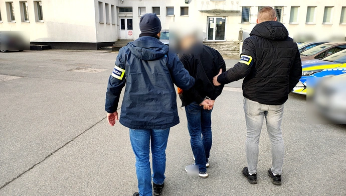 Był poszukiwany, a w kieszeni chował narkotyki
