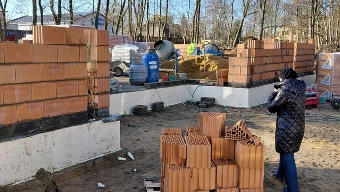 Postępy inwestycji w Moszczenicy: nowe drogi, obiekty dla seniorów i żłobek