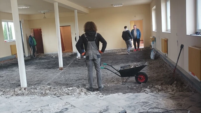 Trwa modernizacja Domu Ludowego w Woli Rokszyckiej