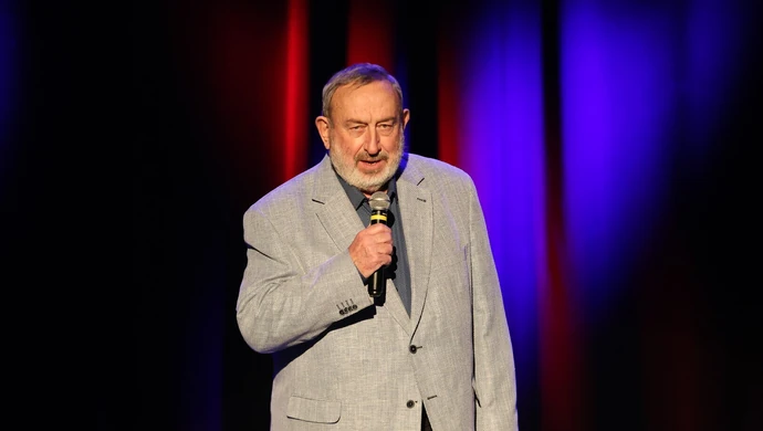 30-lecie Ogólnopolskiej Akcji "Stop Wypadkom". Tadeusz Drozda na scenie MOK