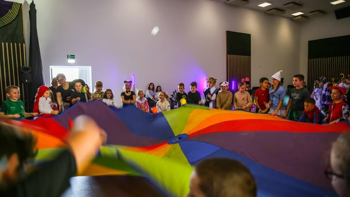 Dzień Postaci z Bajek w Czarnocinie: kolorowy bal pełen zabawy i uśmiechów