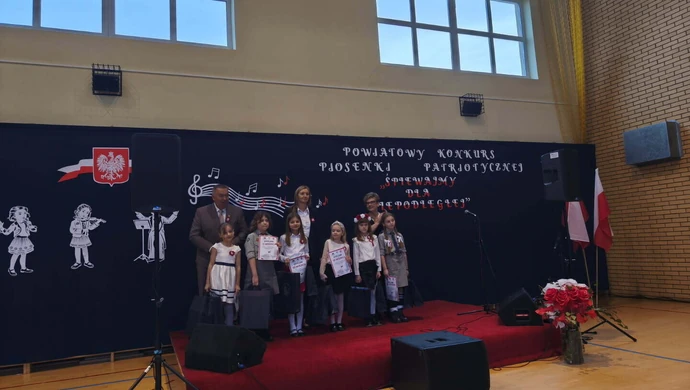 Sukces młodych artystek z Gminy Aleksandrów w Powiatowym Konkursie Piosenki Patriotycznej „Śpiewamy dla Niepodległej”