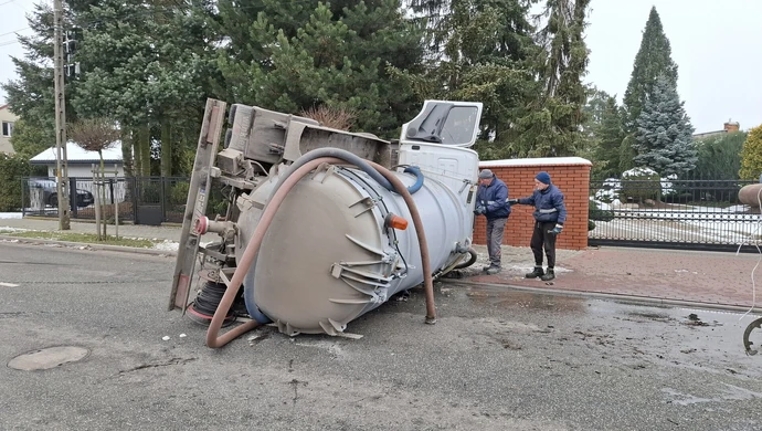 Zalesicka zablokowana. Drogę blokuje przewrócona cysterna 