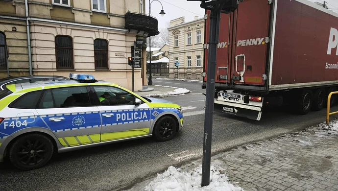 Uwaga kierowcy! Kolizja przy wiadukcie kolejowym w Piotrkowie Trybunalskim