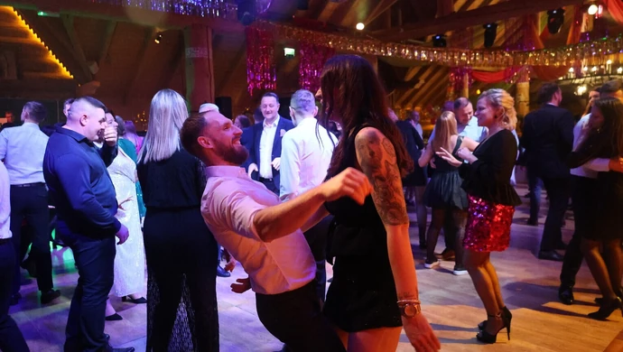 Niezapomniana zabawa w Hotelu Górskim - Andrzejki w rytmie lat 2000 ZDJĘCIA