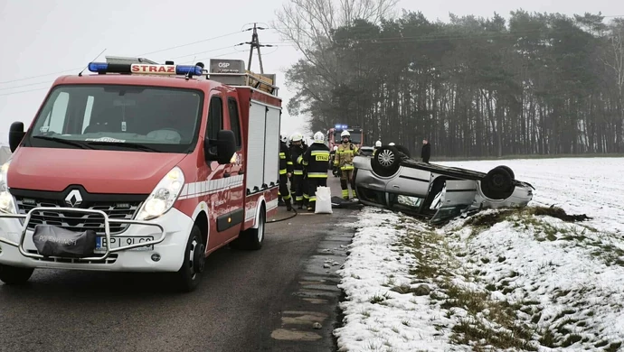 Auto wypadło z drogi i dachowało przy S8. Służby pracują na miejscu