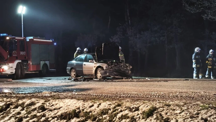 Czołowe zderzenie na DK12. Droga była  całkowicie zablokowana