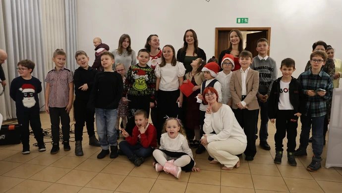 Wigilia rodzin zastępczych w Piotrkowie. Mikołaj, prezenty i występ Sióstr Kafar