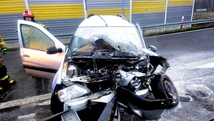 Policjanci  uratowali kierowcę z płonącego auta