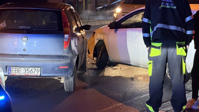 Dwa samochody zderzyły się na wjeździe do OBI. Za kierownicami kobiety