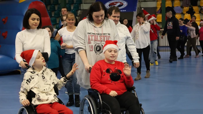 Mikołajki pełne radości w Hali Relax. OSIR Piotrków Trybunalski zorganizował wyjątkowy festyn dla dzieci z niepełnosprawnościami