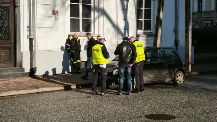 Zderzenie busa i osobówki na skrzyżowaniu Grota-Roweckiego i Dąbrowskiego