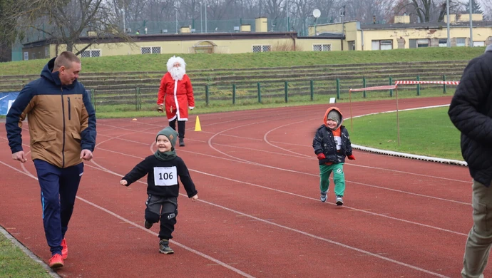 Ależ to były emocje! IV Mikołajkowy Bieg z Polanikiem na boisku Concordii w Piotrkowie