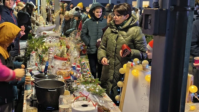 Świąteczna atmosfera na Jarmarku Bożonarodzeniowym w Moszczenicy. Poznaliśmy maskotkę gminy ZDJĘCIA
