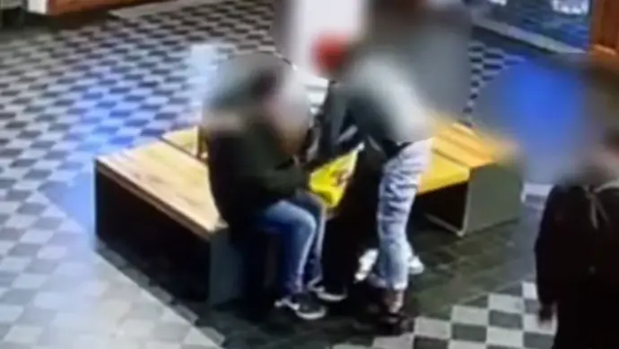 Groźby śmierci i 4500 zł łupu. Rozbój w poczekalni dworca PKP