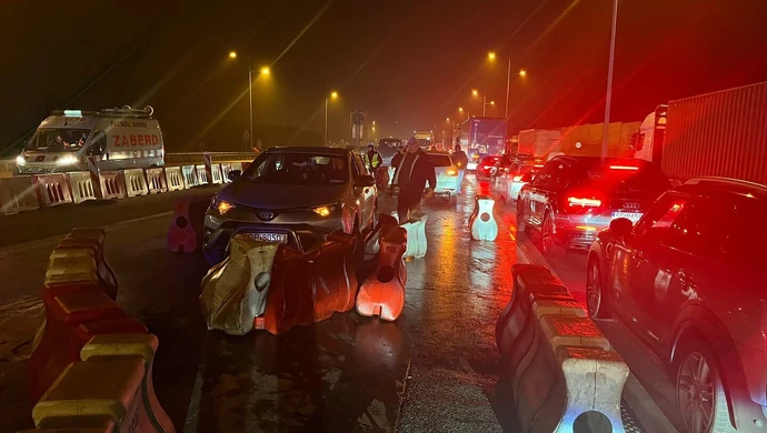 Trzy samochody zderzyły się na S8 pod Piotrkowem