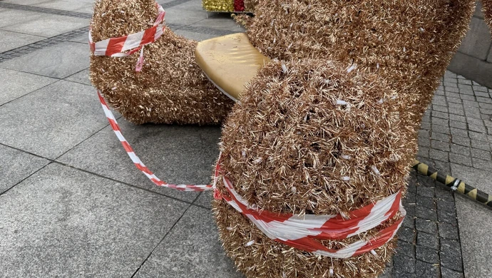 Złoty miś z Rynku Trybunalskiego: miał błyszczeć, ale złamała się ławeczka