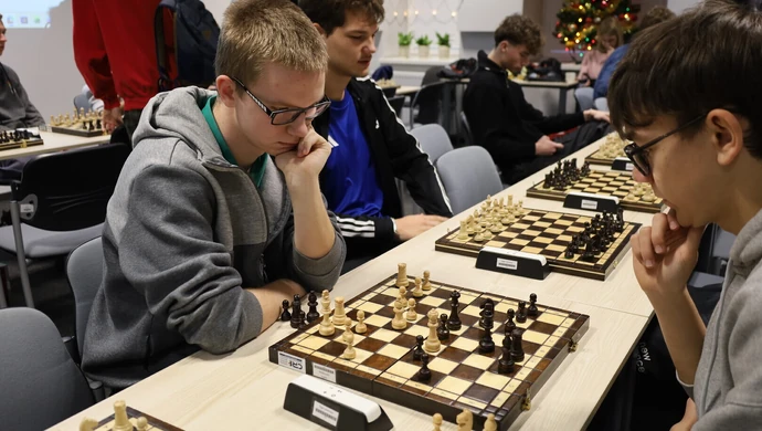 Szachowe emocje w Piotrkowie: pierwsza edycja turnieju gwiazdkowego o Puchar Dyrektora CRE WŁ