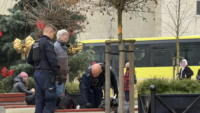 Wymachiwał nożem przy centrum przesiadkowym. Został zatrzymany ZDJĘCIA