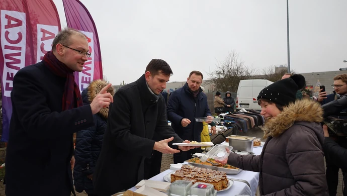 Wigilia na targowisku w Piotrkowie. Mieszkańcy częstowani pierogami i rybą po grecku