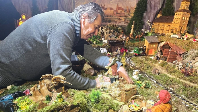 Kolejarze z Piotrkowa od ćwierć wieku budują ruchomą szopkę