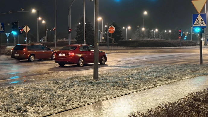 Służby miejskie i dozorcy odpoczywają po świętach, a w Piotrkowie… lodowisko