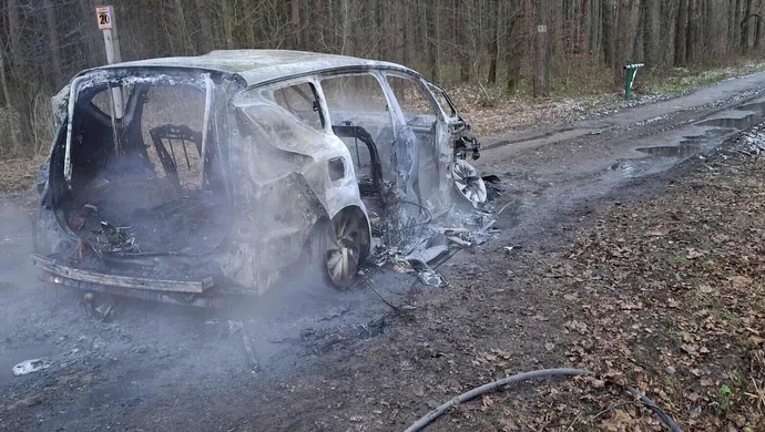 Minivan stanął w płomieniach. Z auta nie zostało nic