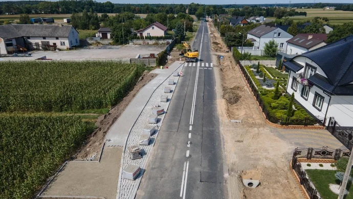 Rusociny z nowym chodnikiem, zatokami autobusowymi i oświetleniem. Zakończono prace drogowe