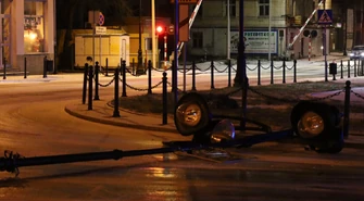 Audi uderzyło w latarnię. POW była zablokowana