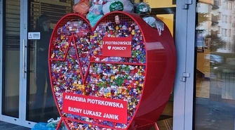 Wielkie serce przed piotrkowską uczelnią zapełnione