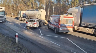 Wypadek na Rakowskiej. Droga jest całkowicie zablokowana